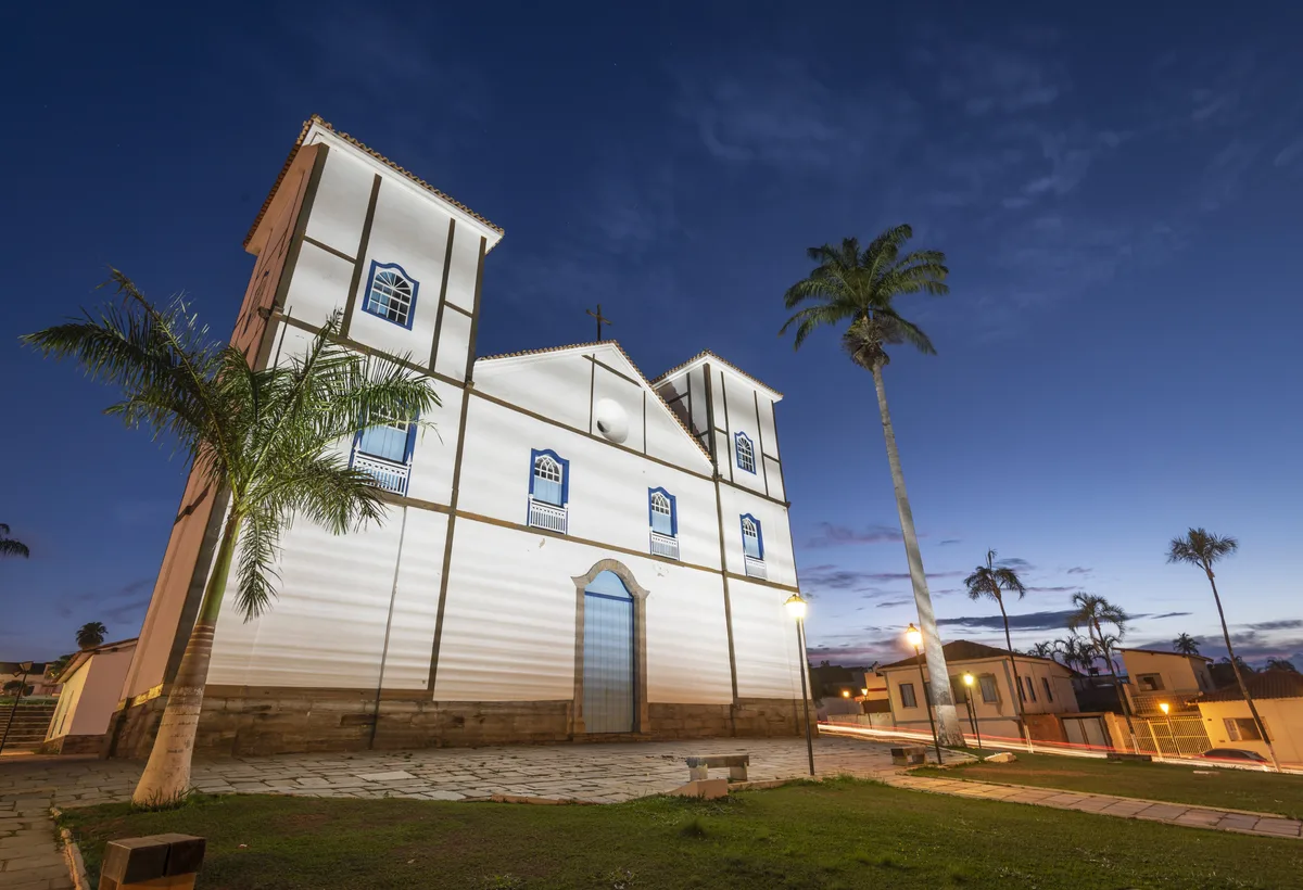 Igreja histórica iluminada em Pirenópolis, Goiás